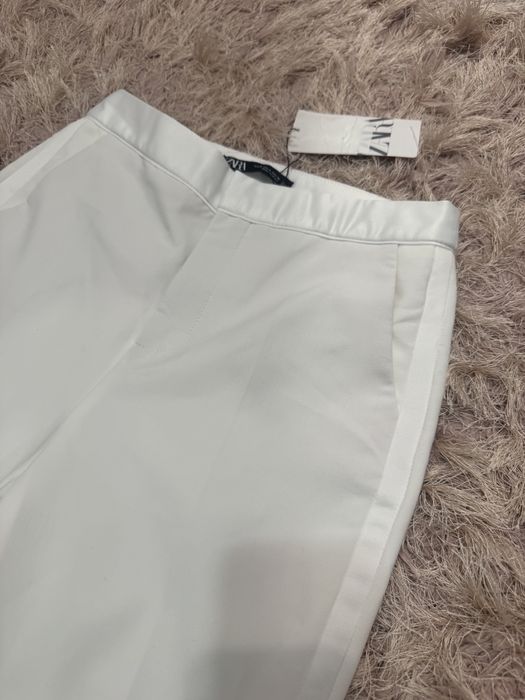 Pantaloni conici albi eleganti cu vipusca talie inalta Zara marimea XS