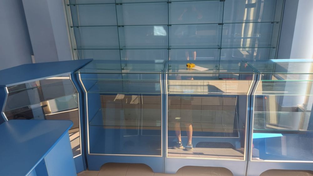 Toneti , vitrine, birou