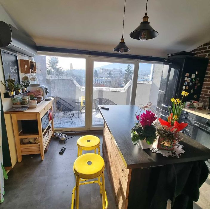 Тристаен апартамент в Карпузица