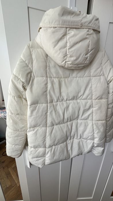 Зимно яке,цвят шампанско S/Mдва джоба,качулка с яка от естетвен косъм