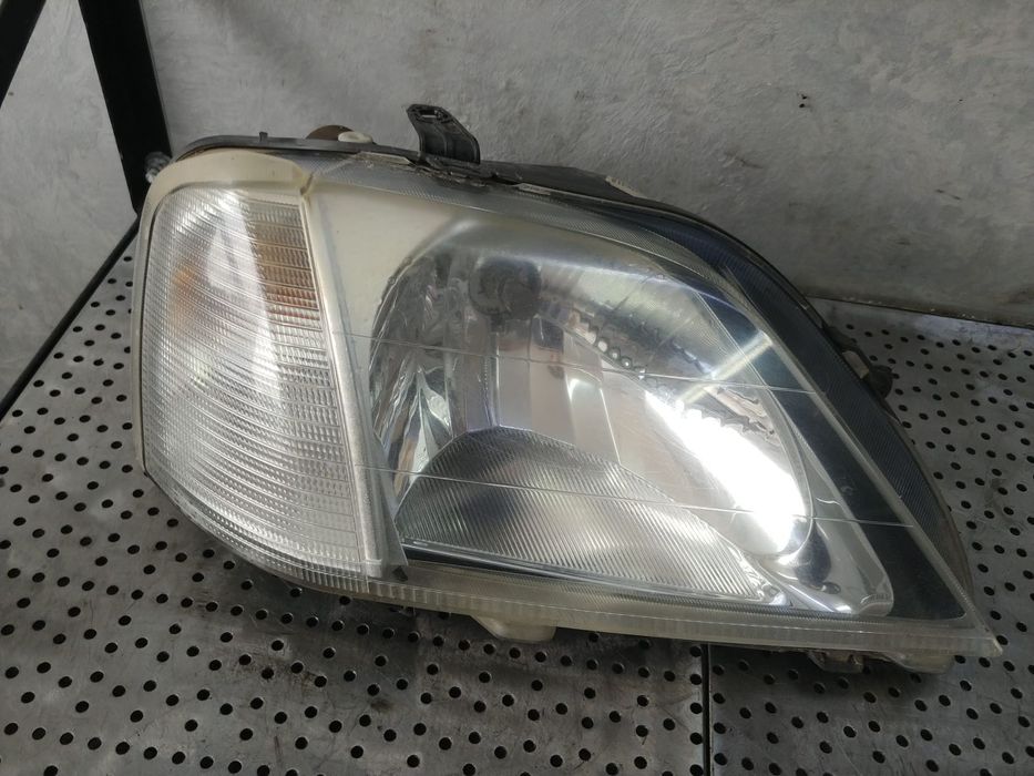 far dreapta dacia logan 1 ls  8200211006