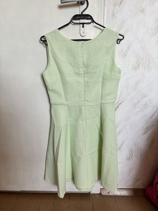 Къса елегантна рокля в цвят мента