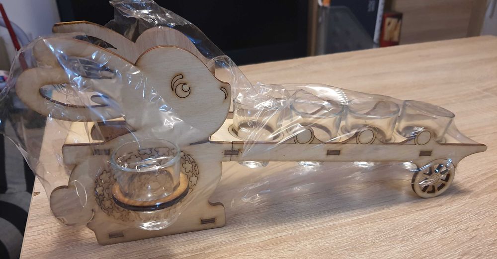 Suport iepuraș din lemn cu pahare pentru sticlă