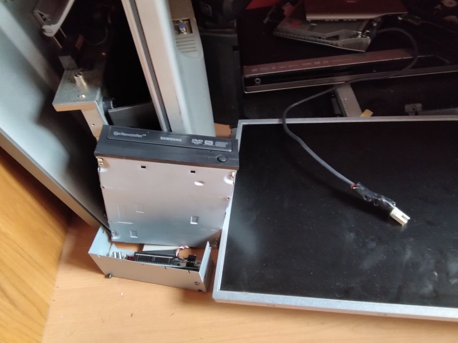 продавам стари монитори за части и лаптоп и телевизор Самсунг за части