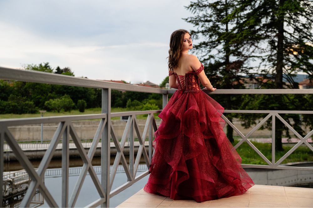 Рокля в цвят бордо