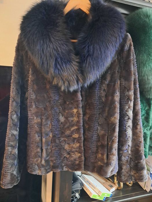 Vand haine de blana din vizon cu guler din vulpe