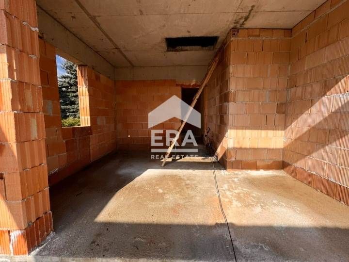 ЕКСКЛУЗИВНО! Двуетажна къща с двоен гараж, на етап пред Акт 14, в с. Д