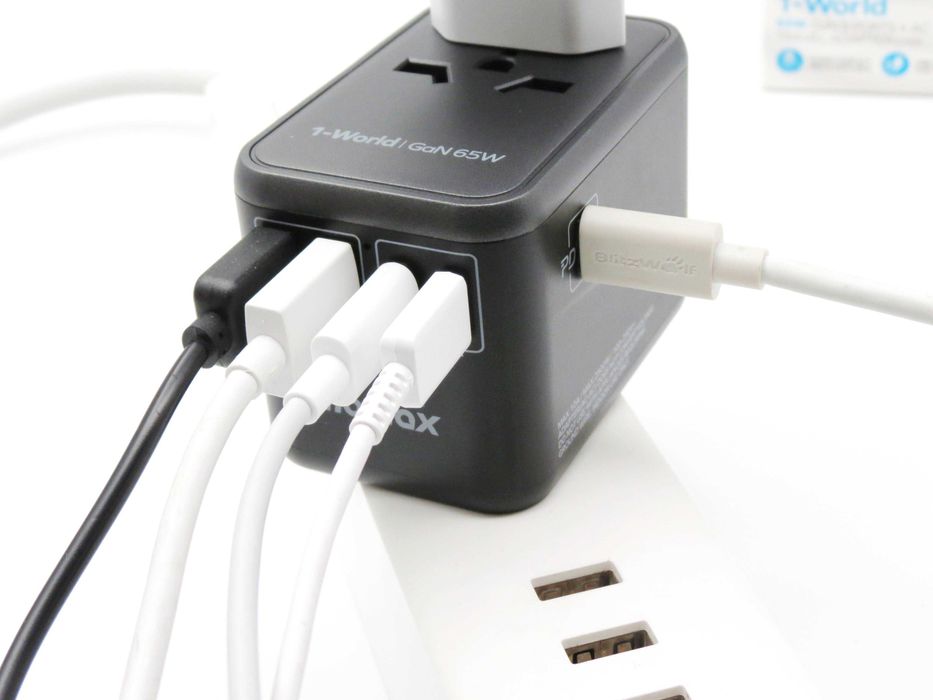 Adaptor de călătorie Momax 1-World UA8 – 65W GaN, 5 porturi