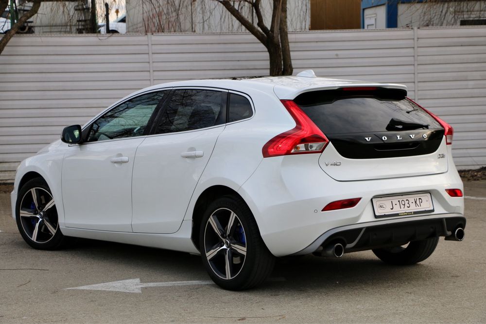 Volvo V40 2.0d D3 150 cp R-design alb perlat 10.2020