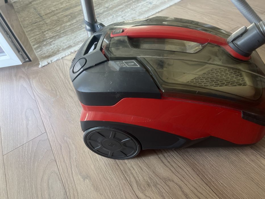 пылесос Thomas, красного цвета