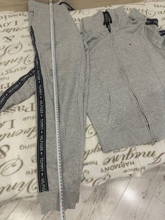 Продавам мъжки анцунг Tommy Hilfiger размер L