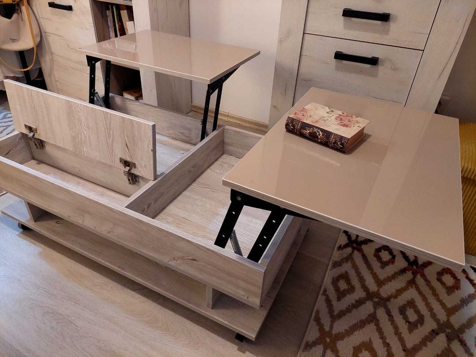 Masă living pe roți și 4 locuri de depozitare.