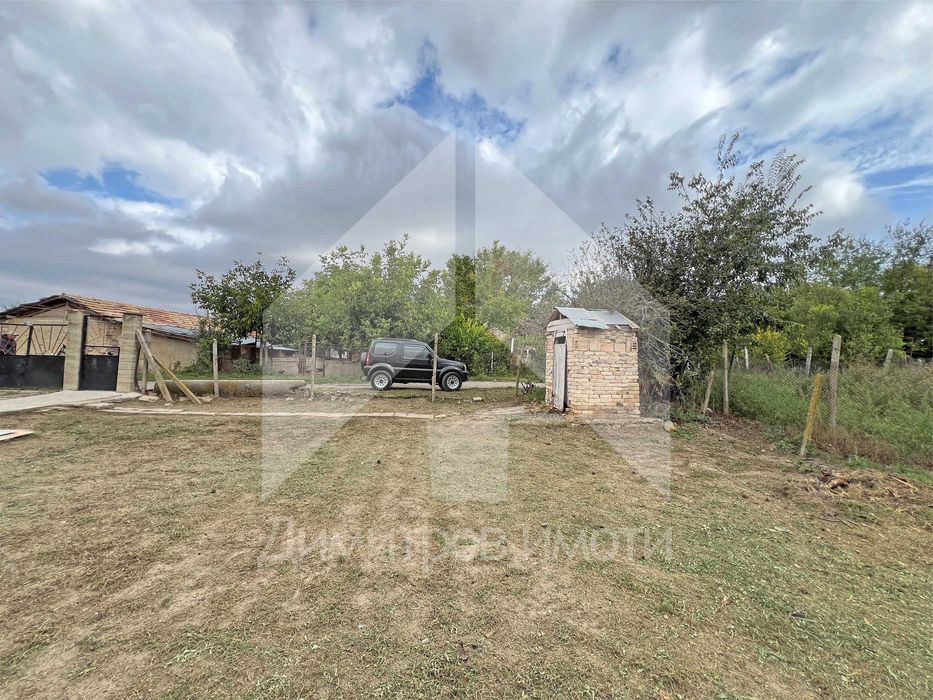 Продава самостоятелна, еднофамилна къща гр. Нови пазар - кв. Нииж.