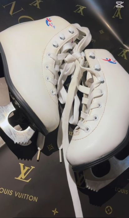 Продам новыйе коньки фигурные