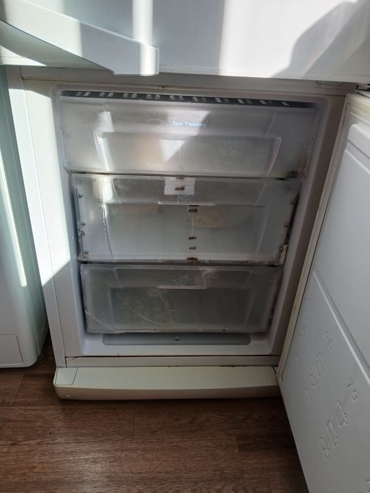 Продается холодильник Indesit,