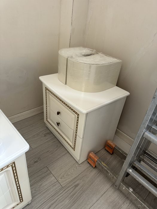 Продам кровать с матрасом + 2 тумбочки