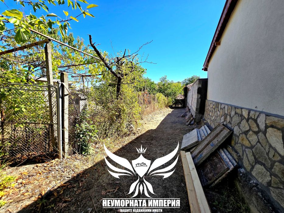 Продавам двуетажна вила/къща 140РЗП с 760кв.м. двор село Новаково