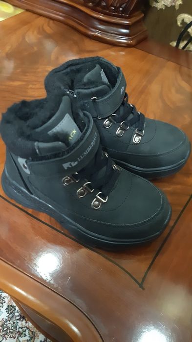 Продам ботиночки для мальчиков.