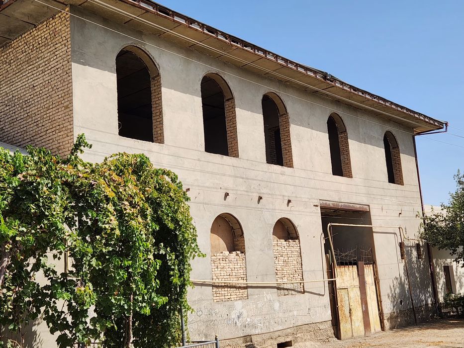Hovli sotiladi juda yaxshi qurilgan