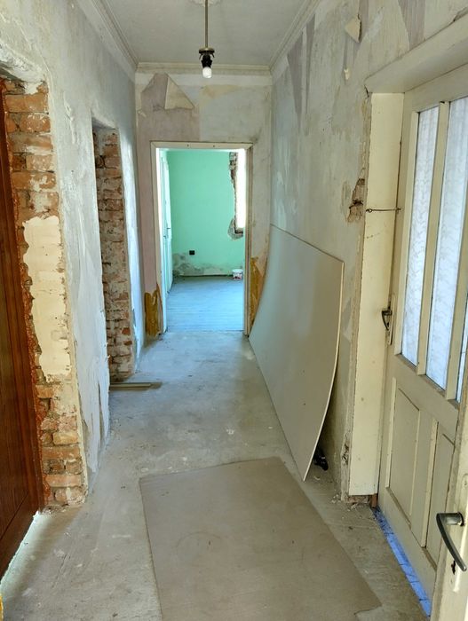 Продава тухлена къща с гараж