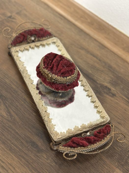 Cutie caseta cu farfurie oglinda vintage