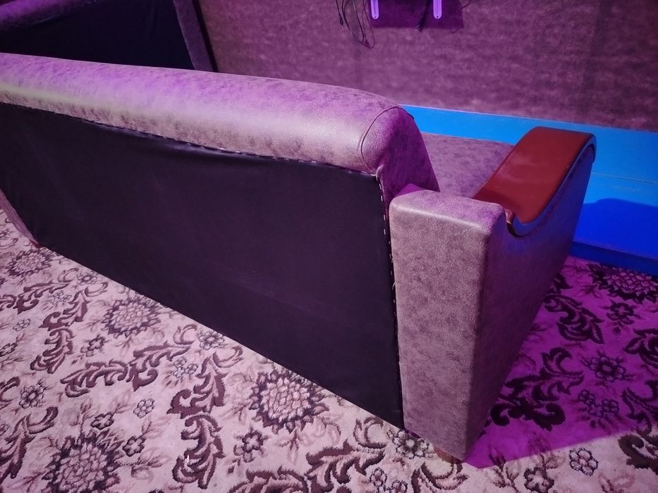 Divan 2
 dona yangi ozimga yasatgan edim  qiziqanlar uchun tel 95 967