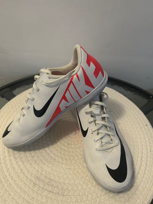 Спортни обувки за зала