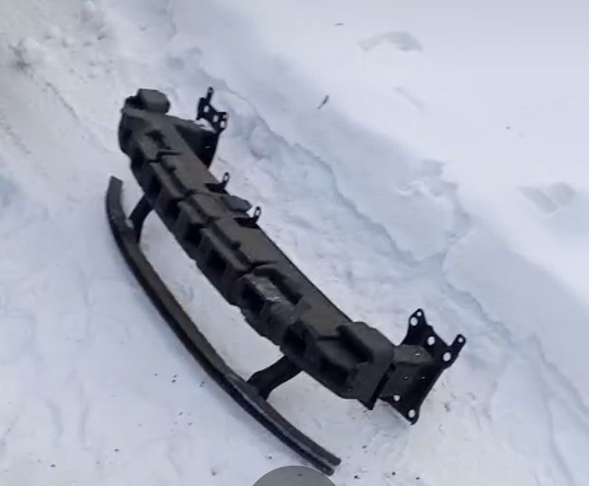 Продам усилитель бампера передний на Пассат Б6