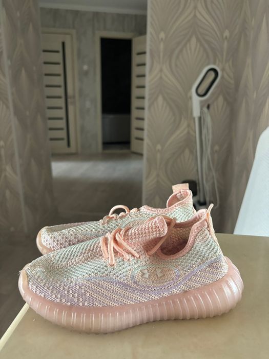 Новые кроссовки 33р