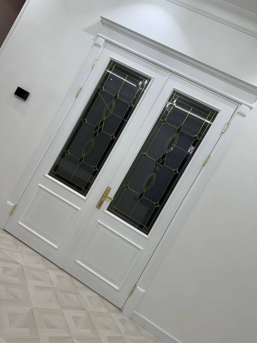 Gulli naqshli oyna vitraj