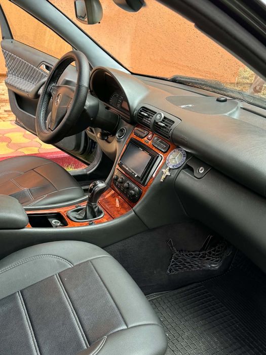 Mercedess C200.