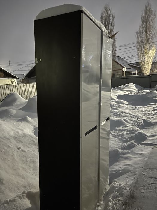 Продам стол и шкаф