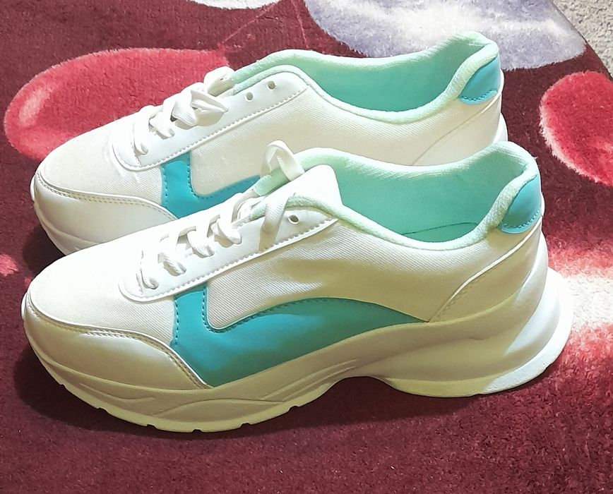 Vând urgent adidași mărime 38