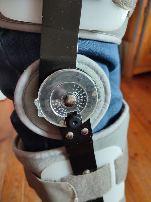 ортопедичен колан  L вносна имобилизираща шина с градуси за коляно