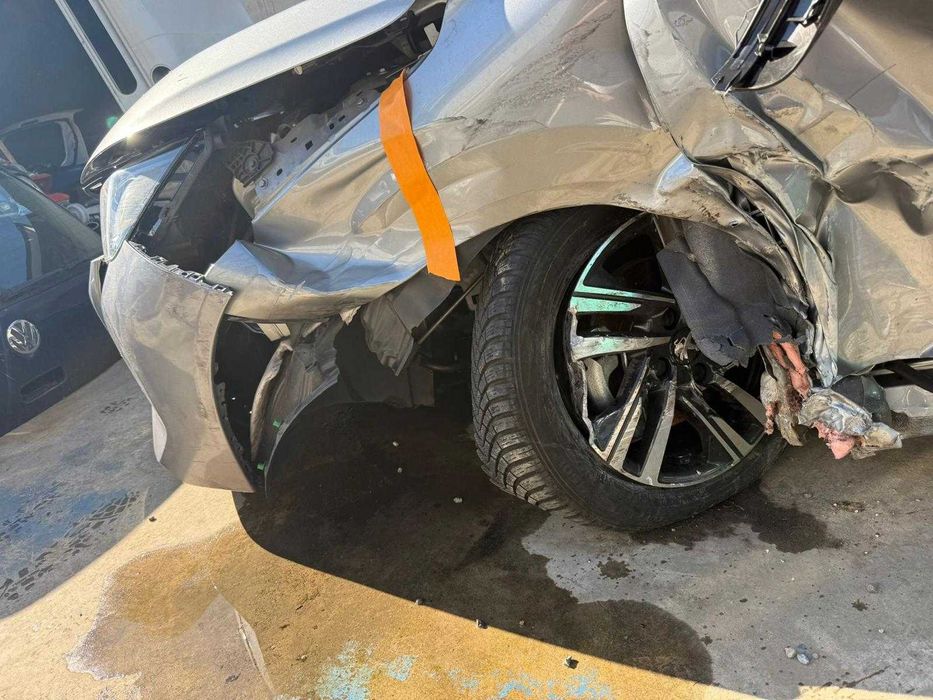 Peugeot 208 PureTech 100 Stop&Start EAT8 5 Usi A  4.200 € AVARIAT