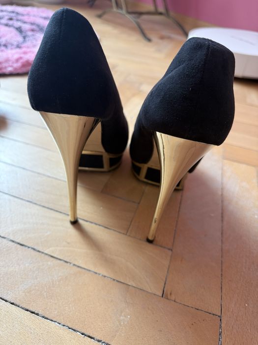 Черни обувки на висок ток