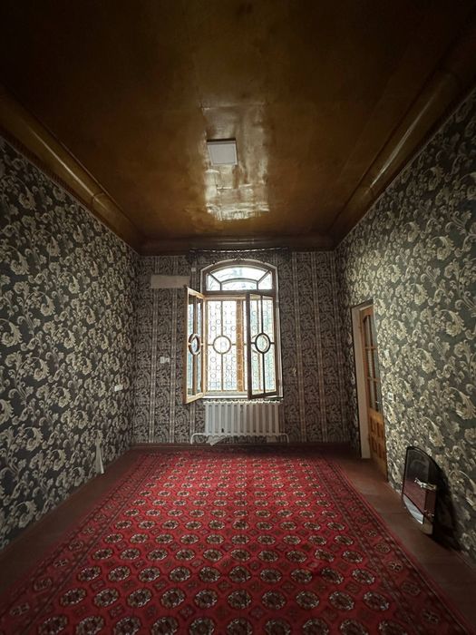 Сдаётся в аренду двор  чархи савдо цент олдида 

2 etaj uy 
Padval 2 t