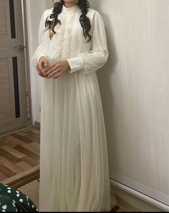 Платье  белое срочно продам