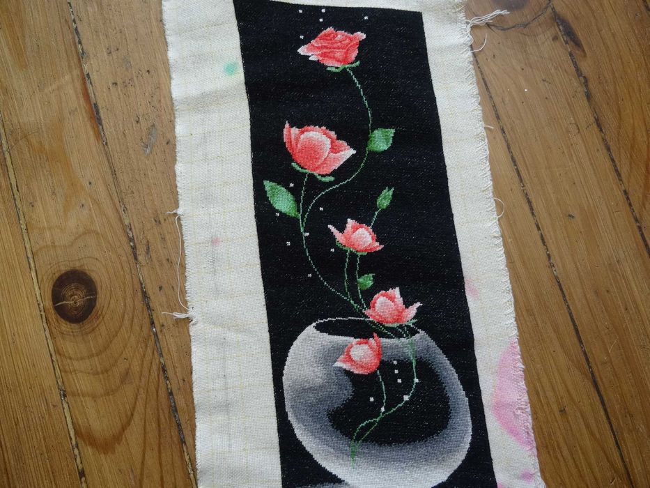 гоблен ваза с цветя на черен фон 14/34см1