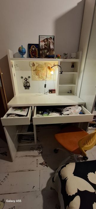 Vand birouri copii + scaune + biblioteca + covor
