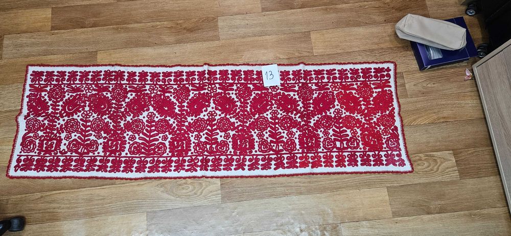 Продавам ръчно бродирани карета,различни размери.