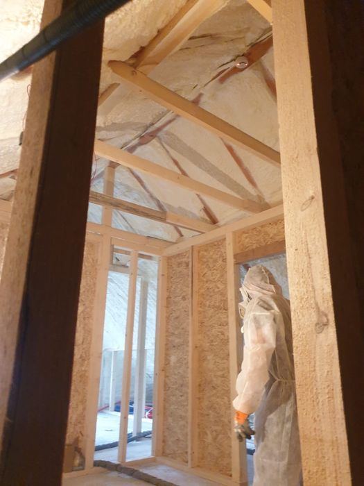 Izolați cu spumă poliuretanică HIDROIZOLATIE