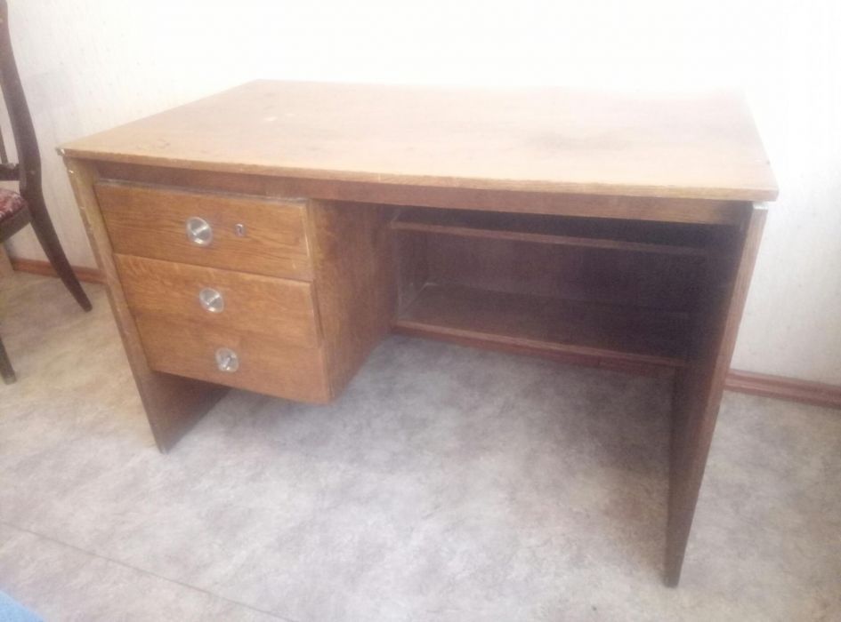 Стол письменный.