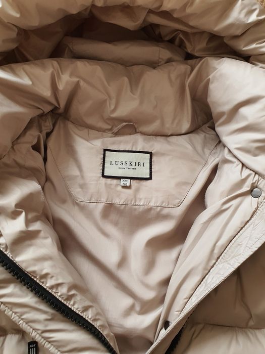 Зимний пуховик с капюшоном.