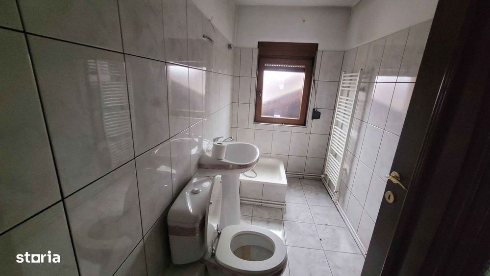 Imobil cu 3case:C1-3 nivele;C2-2nivele;C4-1 nivel;C3;C5;Piscina;Foisor