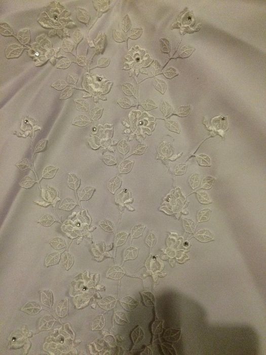 Rochie mireasa facuta la comanda. Are detalii de dantela si strasuri