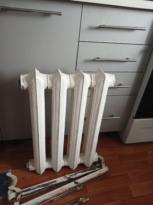 Продам б/у чугунные батареи
