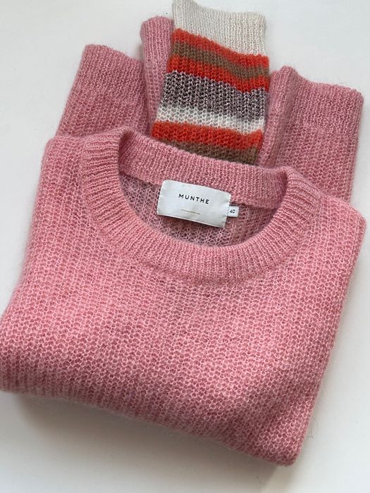 Munthe топъл мек светло роза пуловер