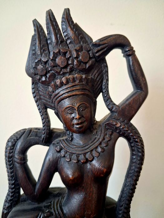 Дървена статуетка на  кхмерска танцьорка апсара, произход  Камбоджа