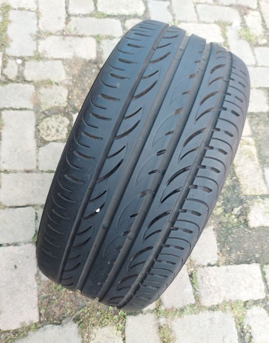 O bucată 245/40 R18 vară - una Pirelli